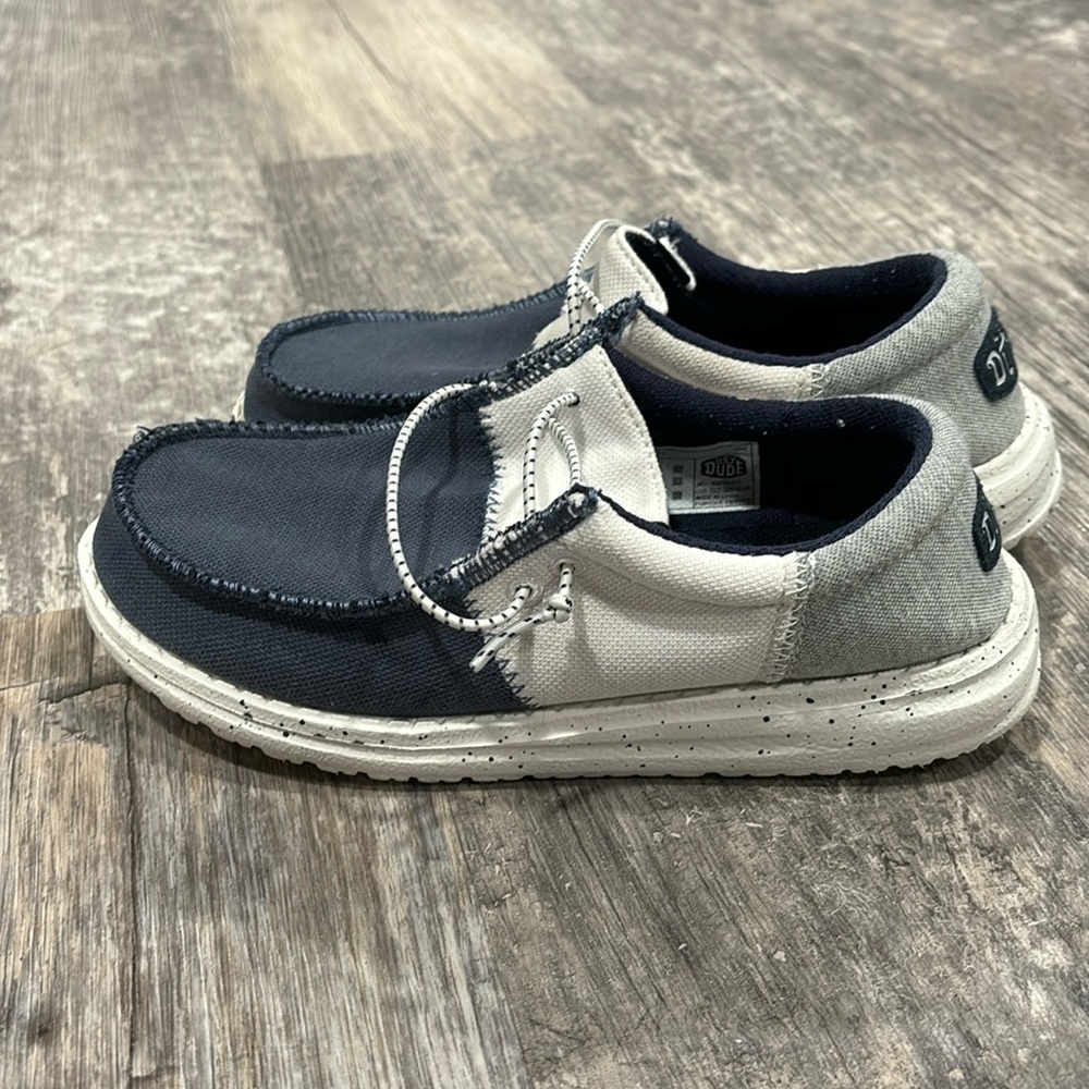 Hey Dude, big kids Wally Youth Tri Varsity. Size Y3. Navy/White/Gray. EUC